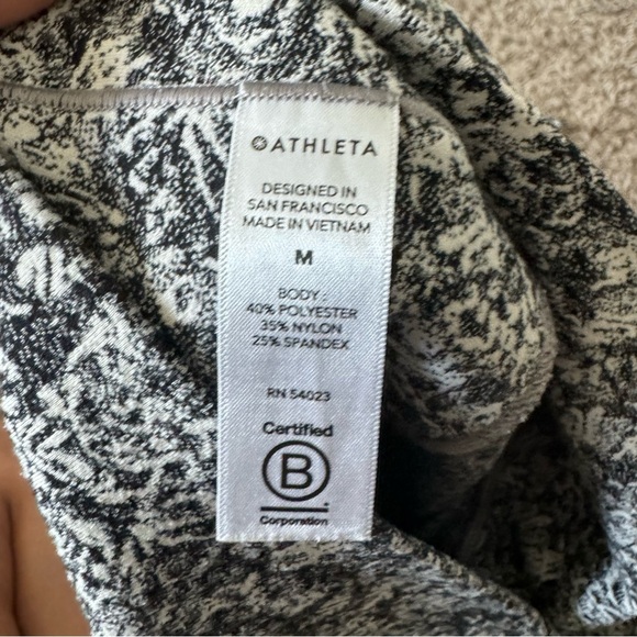 Athleta salutation stash pocket II 7/8 tight leggings size M - Picture 10 of 11